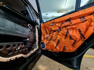 Read more about the article Saab 9-5 – wygłuszenie drzwi i nadkoli oraz poprawa nagłośnienia