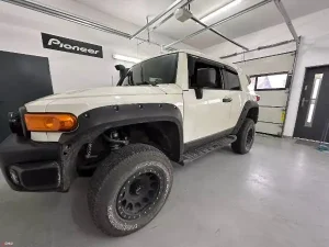 Read more about the article Toyota FJ Cruiser – radio Android, kamery i wygłuszenie drzwi