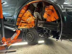 Read more about the article Mercedes Vito – wygłuszenie drzwi i nadkoli