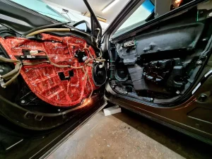 Read more about the article Mazda CX-9 – wyciszenie samochodu i multimedia