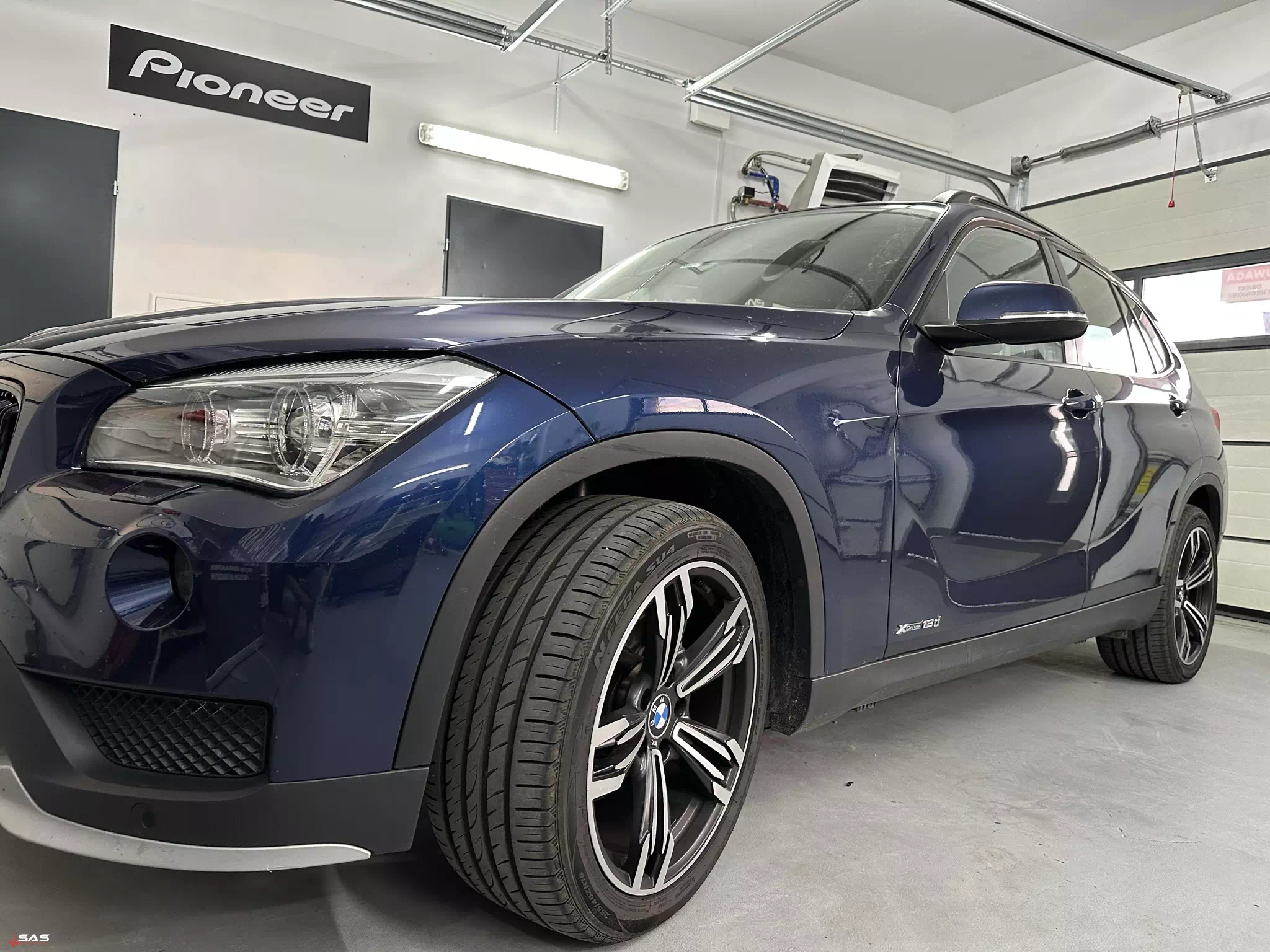 You are currently viewing BMW X1 – wygłuszenie drzwi, radio Android i kamera cofania